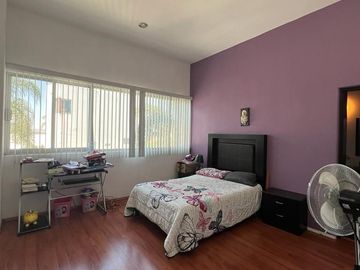 Casa en Venta en Lomas del Tecnologico con 600m2 de construcción, y en esquina.