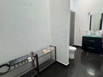 Casa en Venta en Lomas del Tecnologico con 600m2 de construcción, y en esquina.