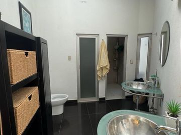 Casa en Venta en Lomas del Tecnologico con 600m2 de construcción, y en esquina.