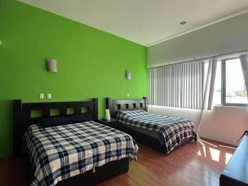 Casa en Venta en Lomas del Tecnologico con 600m2 de construcción, y en esquina.