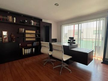 Casa en Venta en Lomas del Tecnologico con 600m2 de construcción, y en esquina.