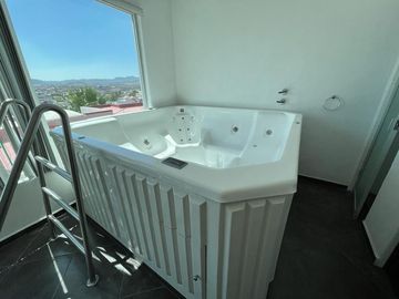 Casa en Venta en Lomas del Tecnologico con 600m2 de construcción, y en esquina.
