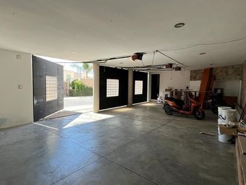 Casa en Venta en Lomas del Tecnologico con 600m2 de construcción, y en esquina.