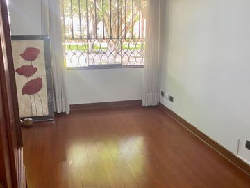 Vive Frente a un Parque en Chacarilla