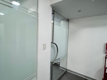 OFICINA PREMIUM EN SAN BORJA- TOTALMENTE AMOBLADA Y BIEN ILUMINADA