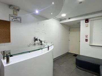 OFICINA PREMIUM EN SAN BORJA- TOTALMENTE AMOBLADA Y BIEN ILUMINADA