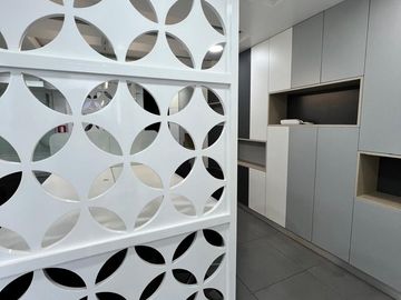 OFICINA PREMIUM EN SAN BORJA- TOTALMENTE AMOBLADA Y BIEN ILUMINADA