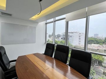 OFICINA PREMIUM EN SAN BORJA- TOTALMENTE AMOBLADA Y BIEN ILUMINADA