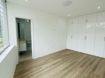 SE VENDE DEPARTAMENTO - PRIMER PISO -  EN ATE DE ESTRENO LIMITE CON LA MOLINA , ACABADOS DE PRIMERA