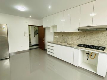 SE VENDE DEPARTAMENTO - PRIMER PISO -  EN ATE DE ESTRENO LIMITE CON LA MOLINA , ACABADOS DE PRIMERA