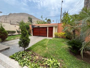 CASA FRENTE A PARQUE - 5 DORMITORIOS - SEGURIDAD PERMANENTE