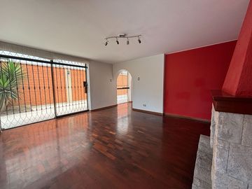 CASA FRENTE A PARQUE - 5 DORMITORIOS - SEGURIDAD PERMANENTE
