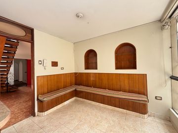CASA FRENTE A PARQUE - 5 DORMITORIOS - SEGURIDAD PERMANENTE