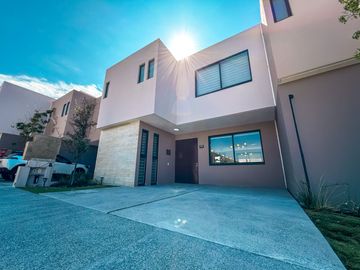 HERMOSA CASA EN VENTA CON EXCELENTE UBICACIÓN LISTA PARA ESTRENAR