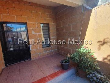 FUNDADORES vendo casa 4 recamaras 2 baños 1 auto -Buena inversion