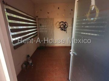 FUNDADORES vendo casa 4 recamaras 2 baños 1 auto -Buena inversion