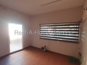 FUNDADORES vendo casa 4 recamaras 2 baños 1 auto -Buena inversion