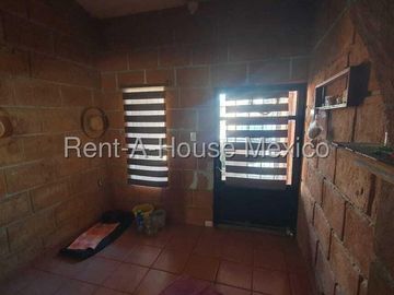 FUNDADORES vendo casa 4 recamaras 2 baños 1 auto -Buena inversion