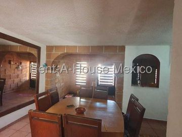 FUNDADORES vendo casa 4 recamaras 2 baños 1 auto -Buena inversion
