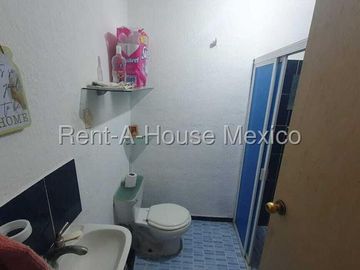 FUNDADORES vendo casa 4 recamaras 2 baños 1 auto -Buena inversion
