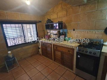 FUNDADORES vendo casa 4 recamaras 2 baños 1 auto -Buena inversion
