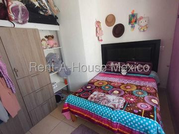 FUNDADORES vendo casa 4 recamaras 2 baños 1 auto -Buena inversion