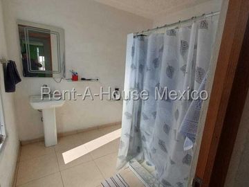 FUNDADORES vendo casa 4 recamaras 2 baños 1 auto -Buena inversion