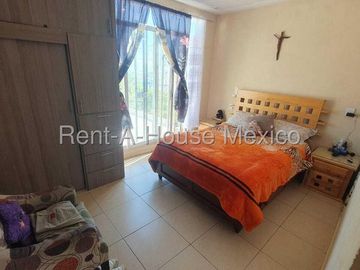 FUNDADORES vendo casa 4 recamaras 2 baños 1 auto -Buena inversion