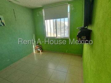 FUNDADORES vendo casa 4 recamaras 2 baños 1 auto -Buena inversion