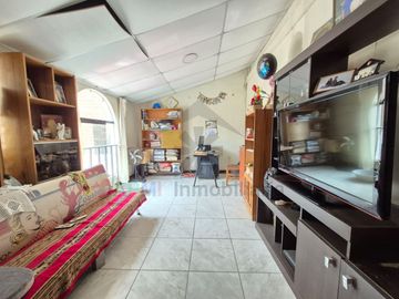 VENTA DE CASA FRENTE A PARQUE Y CERCA DEL MERCADO DE MOSHOQUEQUE