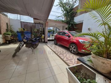 VENTA DE CASA FRENTE A PARQUE Y CERCA DEL MERCADO DE MOSHOQUEQUE