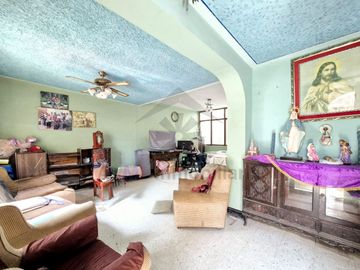 VENTA DE CASA FRENTE A PARQUE Y CERCA DEL MERCADO DE MOSHOQUEQUE