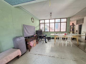 VENTA DE CASA FRENTE A PARQUE Y CERCA DEL MERCADO DE MOSHOQUEQUE