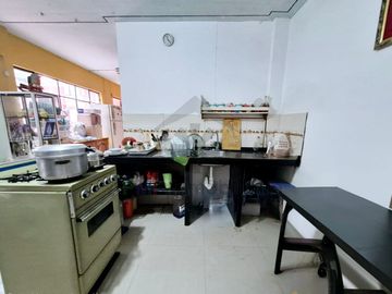 VENTA DE CASA FRENTE A PARQUE Y CERCA DEL MERCADO DE MOSHOQUEQUE