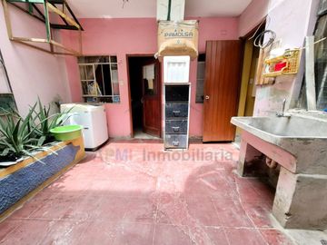 VENTA DE CASA FRENTE A PARQUE Y CERCA DEL MERCADO DE MOSHOQUEQUE