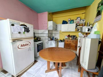 VENTA DE CASA FRENTE A PARQUE Y CERCA DEL MERCADO DE MOSHOQUEQUE