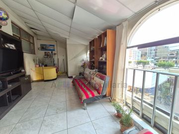 VENTA DE CASA FRENTE A PARQUE Y CERCA DEL MERCADO DE MOSHOQUEQUE