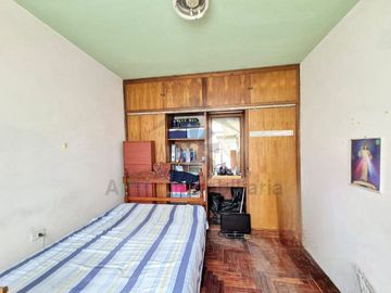 VENTA DE CASA FRENTE A PARQUE Y CERCA DEL MERCADO DE MOSHOQUEQUE