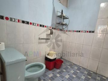 VENTA DE CASA FRENTE A PARQUE Y CERCA DEL MERCADO DE MOSHOQUEQUE
