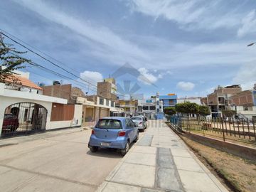 VENTA DE CASA FRENTE A PARQUE Y CERCA DEL MERCADO DE MOSHOQUEQUE