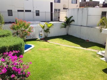 Casa en Residencial Victoria, 5 Recámaras, Jardín Amplio con Alberca y Espacios Funcionales