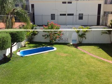 Casa en Residencial Victoria, 5 Recámaras, Jardín Amplio con Alberca y Espacios Funcionales
