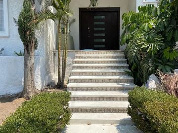 Casa en Residencial Victoria, 5 Recámaras, Jardín Amplio con Alberca y Espacios Funcionales