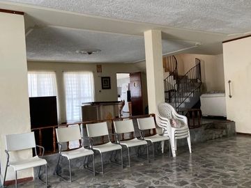 Casa en Residencial Victoria, 5 Recámaras, Jardín Amplio con Alberca y Espacios Funcionales