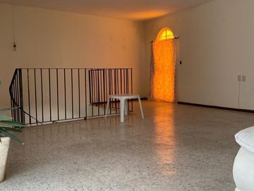 Casa en Residencial Victoria, 5 Recámaras, Jardín Amplio con Alberca y Espacios Funcionales