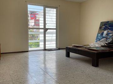 Casa en Residencial Victoria, 5 Recámaras, Jardín Amplio con Alberca y Espacios Funcionales