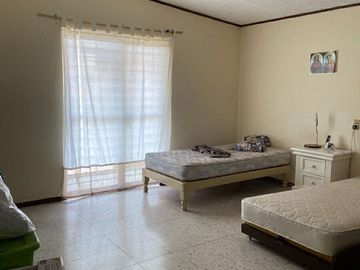 Casa en Residencial Victoria, 5 Recámaras, Jardín Amplio con Alberca y Espacios Funcionales