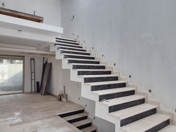 RESIDENCIA EN CARTUJA CON SOTANO, FRENTE A LAS AMENIDADES, 4 RECÁMARAS, MULTIFUNCIONAL, ROOF, EQUIPADA