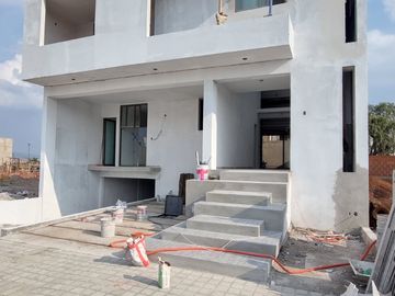 RESIDENCIA EN CARTUJA CON SOTANO, FRENTE A LAS AMENIDADES, 4 RECÁMARAS, MULTIFUNCIONAL, ROOF, EQUIPADA