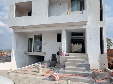 RESIDENCIA EN CARTUJA CON SOTANO, FRENTE A LAS AMENIDADES, 4 RECÁMARAS, MULTIFUNCIONAL, ROOF, EQUIPADA